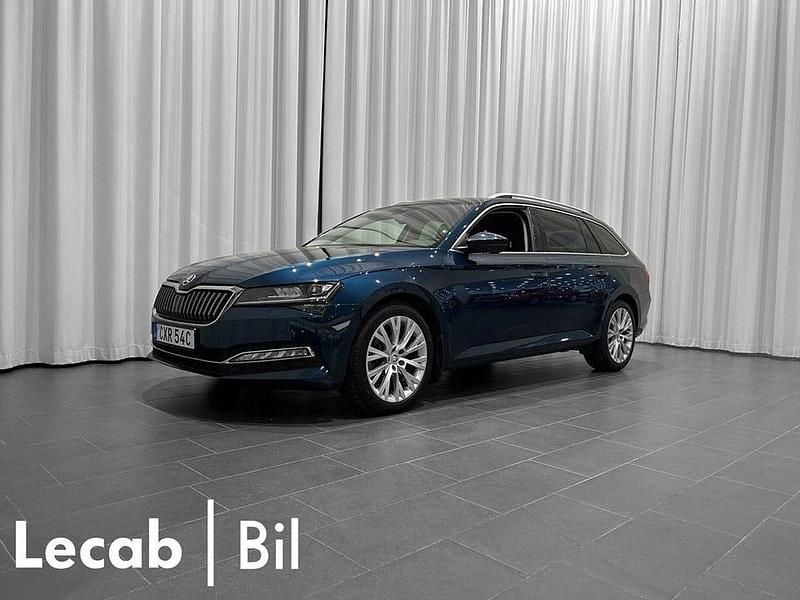 Lava blue metallic Begagnad 2021 Skoda Superb Kombi | 259 500 kr (Bra pris) - Bild 1/4