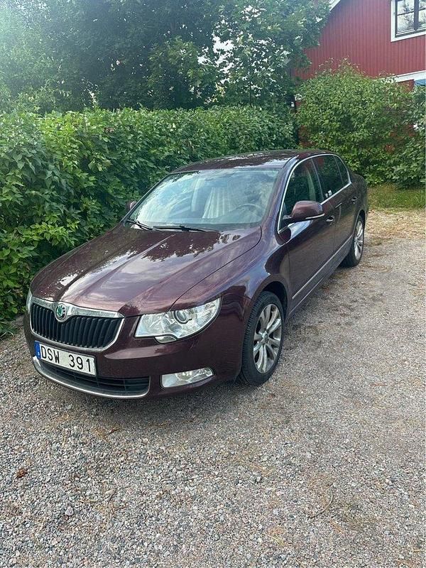 Röd Begagnad 2011 Skoda Superb Elegance Halvkombi | 67 000 kr (Bra pris) - Bild 1/4