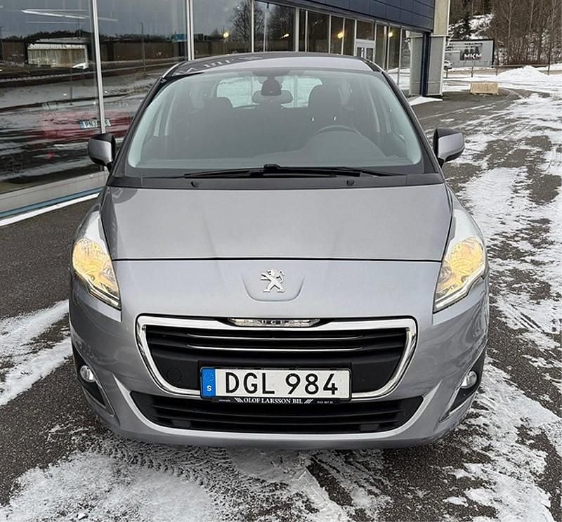 Begagnad Peugeot 5008 120 HK (88 kW) 2016 Grå metalliclack Minibuss