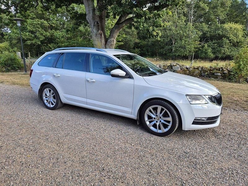 Vit Begagnad 2020 Skoda Octavia Style Kombi | 130 000 kr (Superpris) - Bild 1/4
