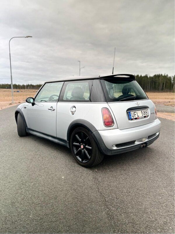 Grå Begagnad 2003 Mini Cooper S Halvkombi | 38 000 kr (Dyr) - Bild 1/4