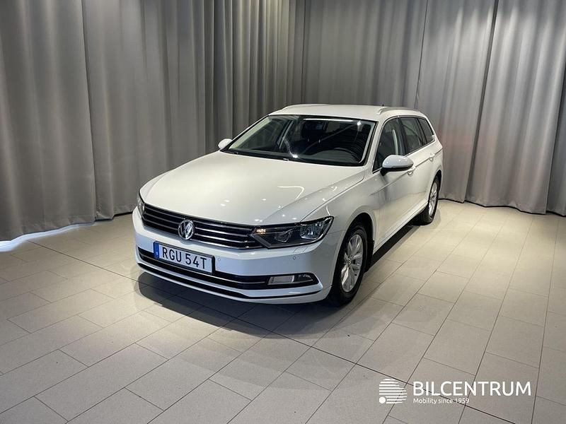 Vit Begagnad 2019 VW Passat Kombi | 199 900 kr (Marknadspris) - Bild 1/4