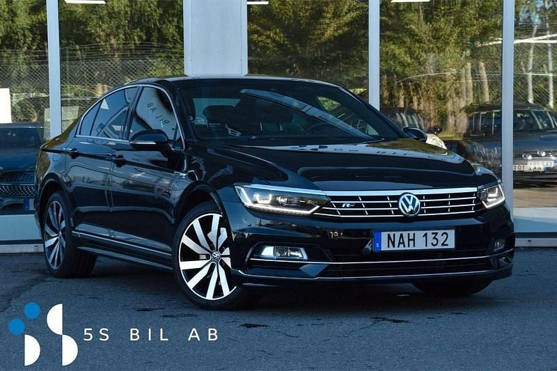 Svart Begagnad 2016 VW Passat R-line Sedan | 254 900 kr (Marknadspris) - Bild 1/4