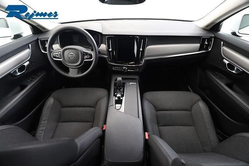 Begagnad Volvo V90 Core 198 HK (145 kW) 2023 Vit Kombi
