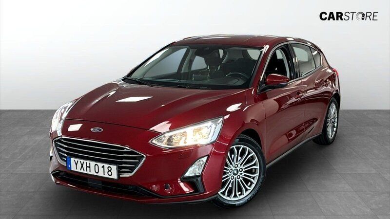 Röd (red) Begagnad 2018 Ford Focus Titanium Halvkombi | 139 900 kr (Marknadspris) - Bild 1/4