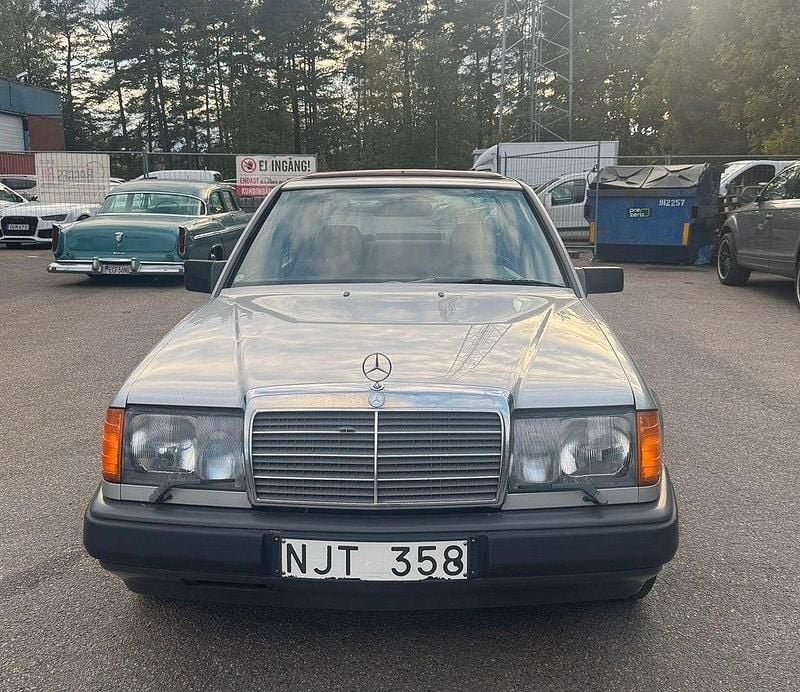 Ljusgrå Begagnad 1988 Mercedes 200 Sedan | 40 000 kr - Bild 1/4