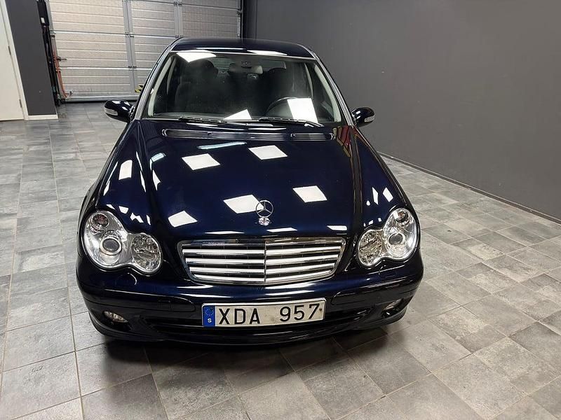 Begagnad Mercedes C180 Classic 143 HK (105 kW) 2005 Svart Sedan