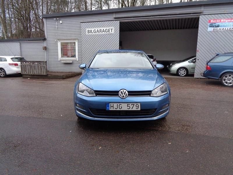 Blå Begagnad 2013 VW Golf VII Halvkombi | 110 000 kr (Marknadspris) - Bild 1/4