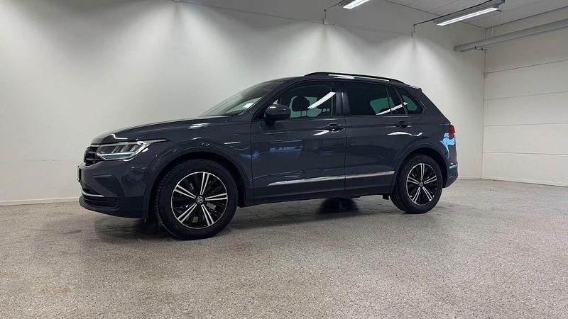 Grå Begagnad 2022 VW Tiguan SUV | 269 900 kr (Marknadspris) - Bild 1/4