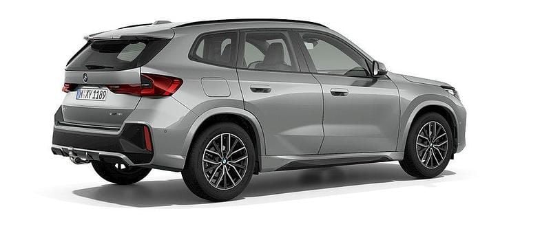 Grå Ny 2025 BMW X1 Comfort Edition SUV | 478 400 kr (Marknadspris) - Bild 1/2