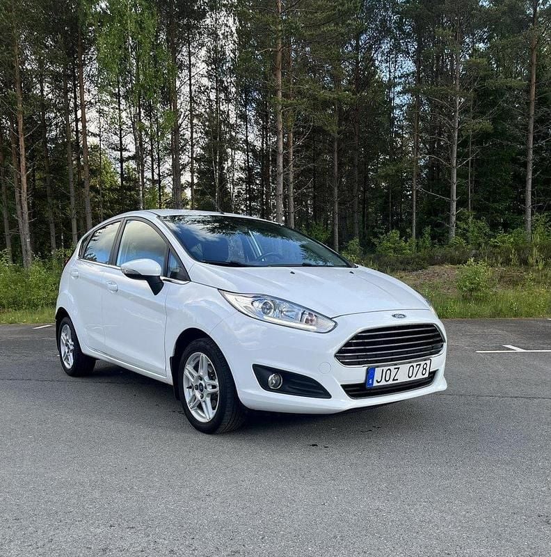 Vit Begagnad 2013 Ford Fiesta Titanium Halvkombi | 62 000 kr (Marknadspris) - Bild 1/4