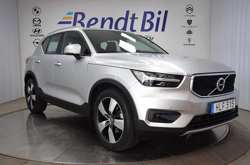 Silver Begagnad 2018 Volvo XC40 Momentum SUV | 294 500 kr (Bra pris) - Bild 1/3