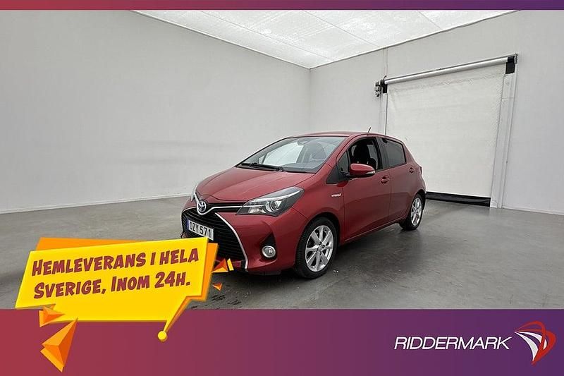 Mörkröd Begagnad 2016 Toyota Yaris Hybrid Executive Halvkombi | 138 900 kr (Marknadspris) - Bild 1/3
