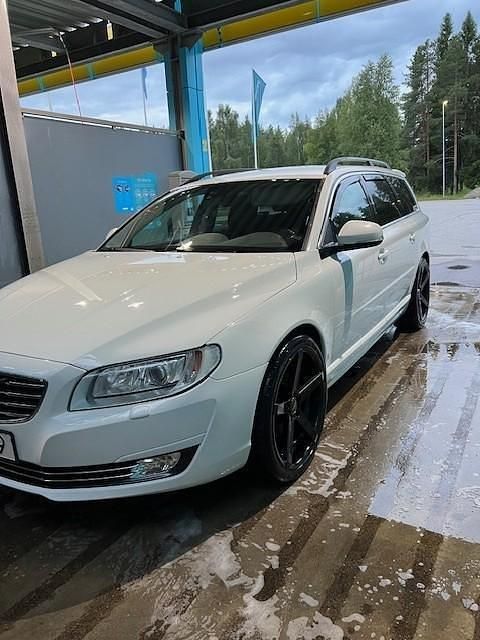 Vit Begagnad 2015 Volvo V70 Momentum Kombi | 170 000 kr (Lite dyr) - Bild 1/4