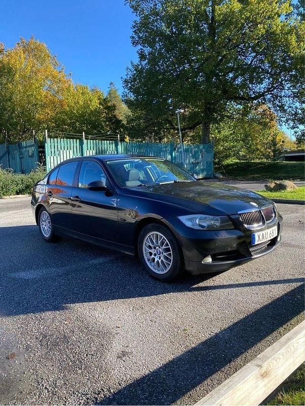 Svart Begagnad 2006 BMW 320 Advantage Sedan | 42 900 kr (Marknadspris) - Bild 1/4