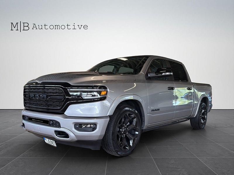 Silver Begagnad 2024 Dodge Ram Limited Pickup | 962 375 kr (Marknadspris) - Bild 1/4