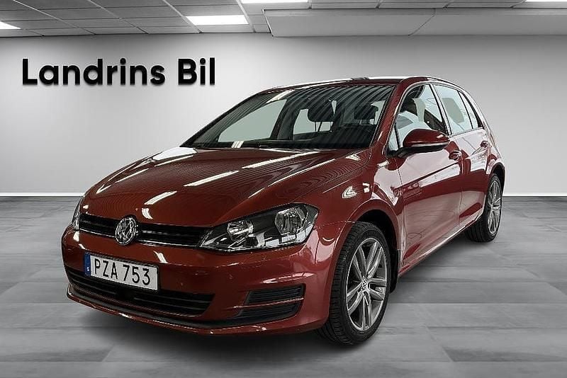 Röd Begagnad 2015 VW Golf VII Halvkombi | 114 900 kr (Marknadspris) - Bild 1/4
