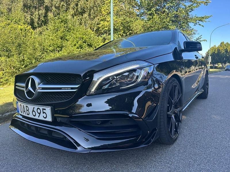 Svart Begagnad 2018 Mercedes A45 AMG AMG Halvkombi | 339 900 kr (Lite dyr) - Bild 1/4