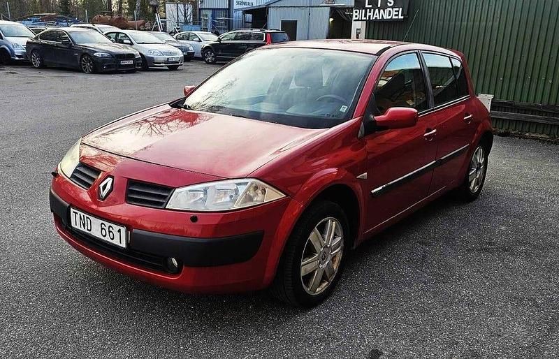 Mörkröd Begagnad 2002 Renault Mégane II Halvkombi | 19 900 kr - Bild 1/4