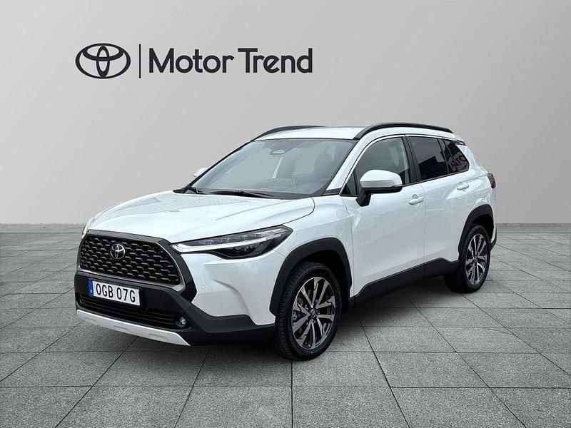 Vit Begagnad 2024 Toyota Corolla Cross Plus SUV | 359 900 kr (Marknadspris) - Bild 1/3