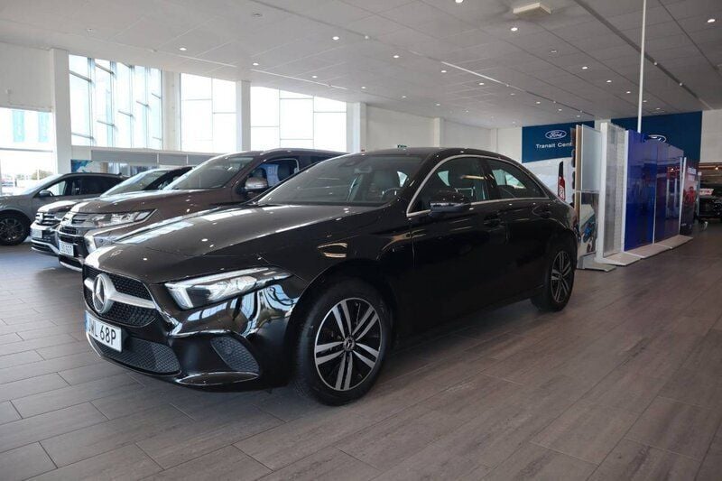 Svart (nattsvart) Begagnad 2021 Mercedes A250 Advantage Sedan | 299 800 kr (Marknadspris) - Bild 1/4