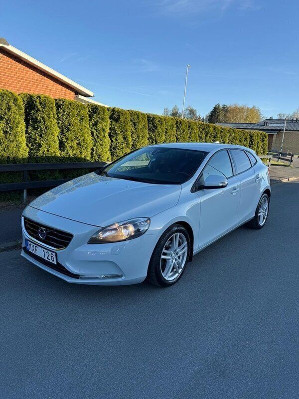 Blå Begagnad 2013 Volvo V40 Kinetic Kombi | 95 000 kr (Bra pris) - Bild 1/4