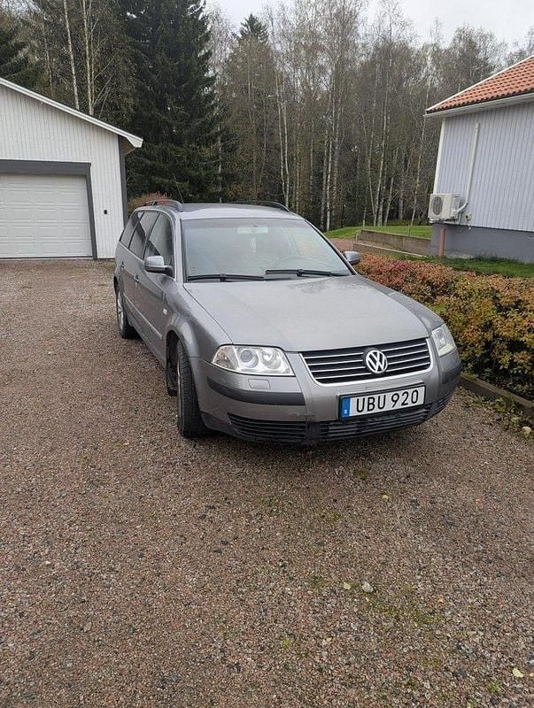 Grå Begagnad 2003 VW Passat Trendline Kombi | 25 000 kr (Marknadspris) - Bild 1/4