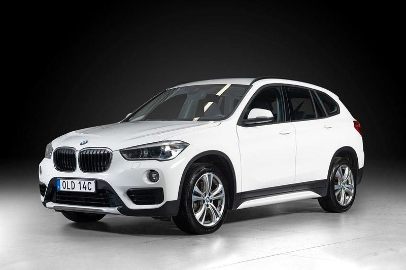 Vit Begagnad 2019 BMW X1 Sport Line SUV | 259 000 kr (Marknadspris) - Bild 1/4