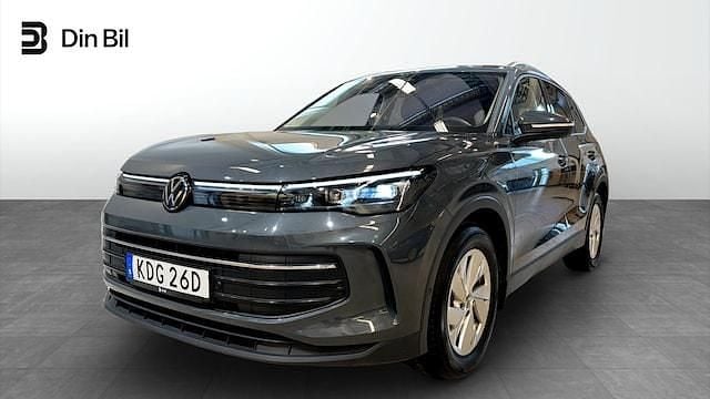 Grå (dolphin grey metallic) Begagnad 2024 VW Tiguan Life SUV | 359 900 kr (Marknadspris) - Bild 1/4