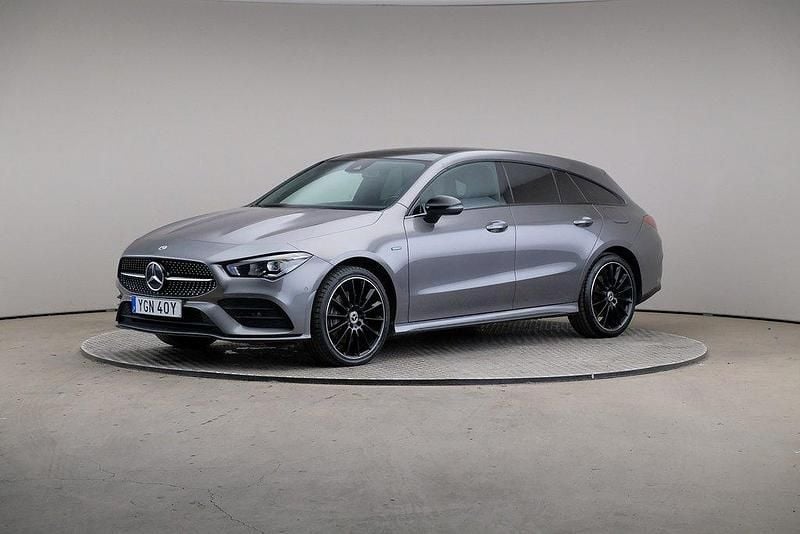 Mörkgrå Begagnad 2021 Mercedes CLA250e Shooting Brake AMG Kombi | 325 000 kr (Marknadspris) - Bild 1/4