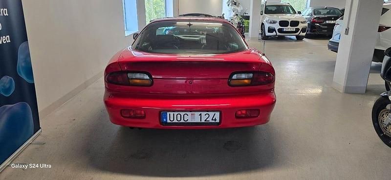 Begagnad Chevrolet Camaro 193 HK (141 kW) 1998 Röd Sportkupé