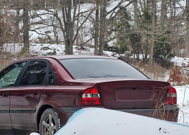 Begagnad Volvo S80 140 HK (102 kW) 2000 Mörk röd Sedan