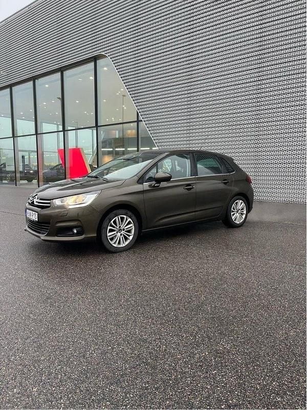 Brun Begagnad 2015 Citroën C4 PureTech Halvkombi | 75 000 kr (Marknadspris) - Bild 1/4