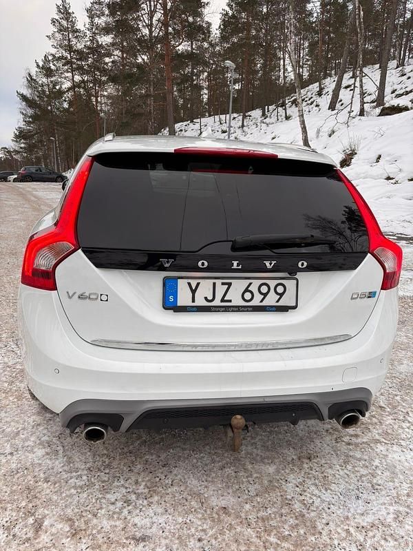 Begagnad Volvo V60 231 HK (169 kW) 2017 Metallic vit Kombi