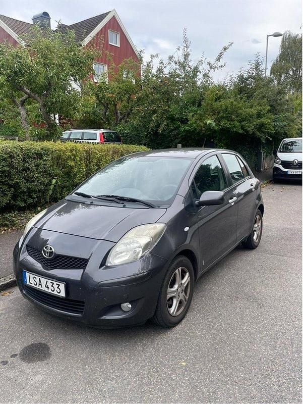 Grå Begagnad 2011 Toyota Yaris Halvkombi | 60 000 kr (Marknadspris) - Bild 1/4