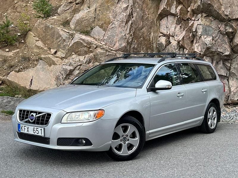 Ljusgrå (grå) Begagnad 2010 Volvo V70 Momentum Kombi | 94 700 kr (Marknadspris) - Bild 1/4