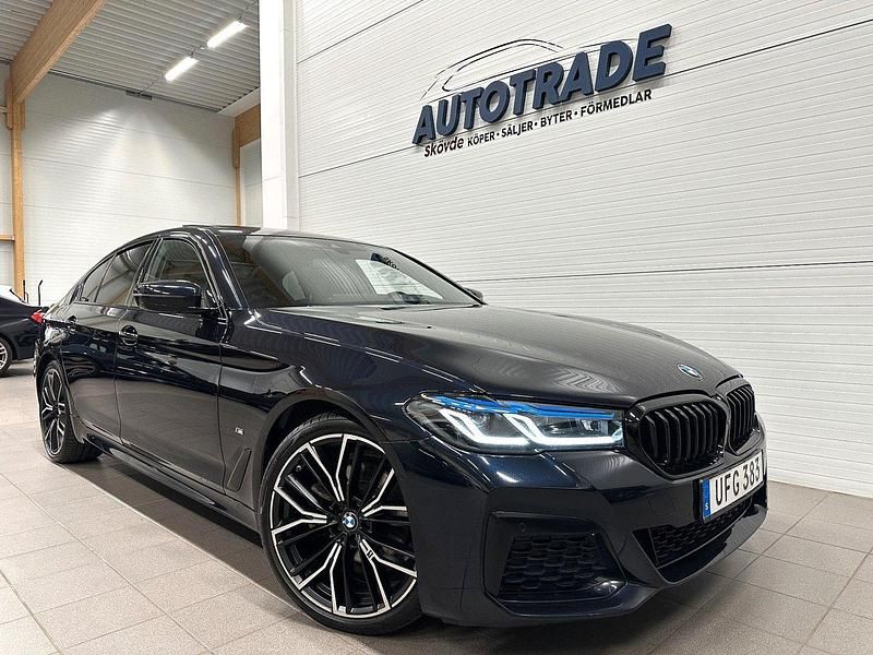 Svart Begagnad 2021 BMW 520 M Sport Sedan | 449 900 kr (Dyr) - Bild 1/4