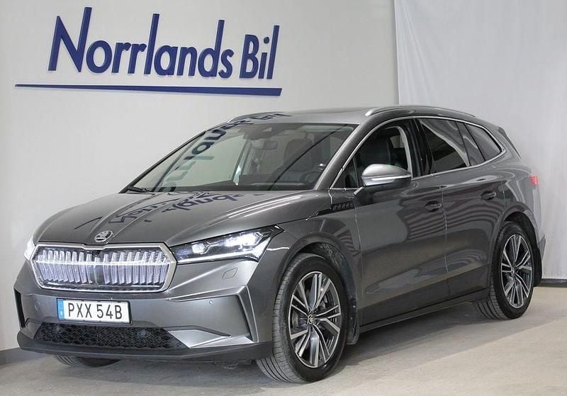 Grå (graphite grey metallic) Begagnad 2023 Skoda Enyaq iV SUV | 399 900 kr (Marknadspris) - Bild 1/4