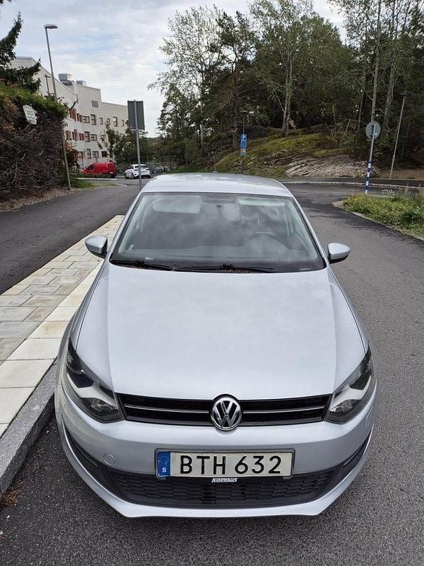 Silver Begagnad 2014 VW Polo Halvkombi | 70 000 kr (Marknadspris) - Bild 1/4