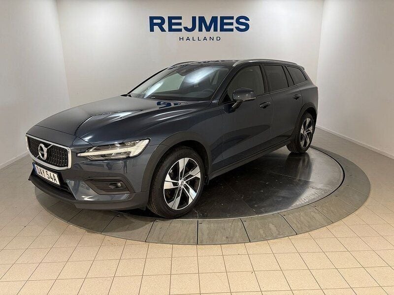 Mörkblå Begagnad 2021 Volvo V60 CC SE Kombi | 299 500 kr (Marknadspris) - Bild 1/4