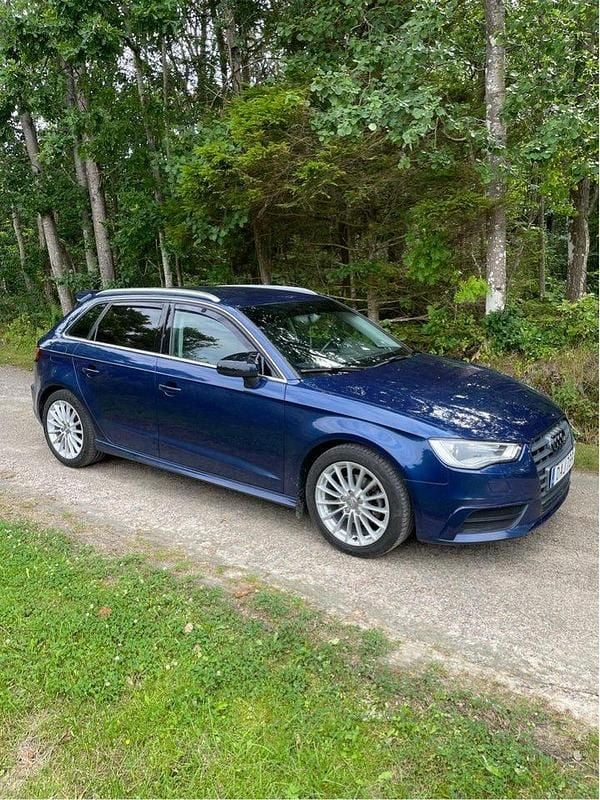 Blå Begagnad 2015 Audi A3 Sportback Attraction Halvkombi | 94 000 kr (Bra pris) - Bild 1/4