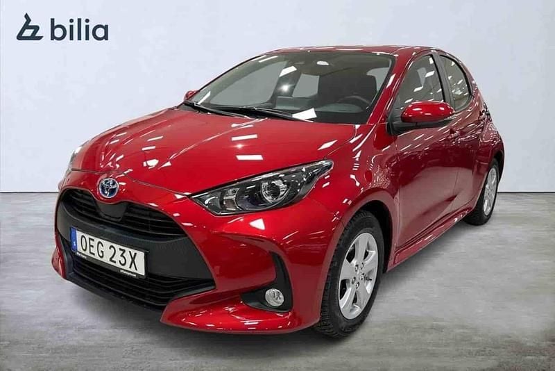 Röd Begagnad 2022 Toyota Yaris Hybrid Halvkombi | 199 900 kr (Bra pris) - Bild 1/1