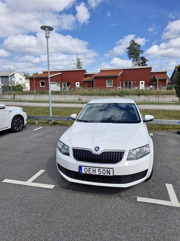 Vit Begagnad 2016 Skoda Octavia Halvkombi | 99 000 kr - Bild 1/4