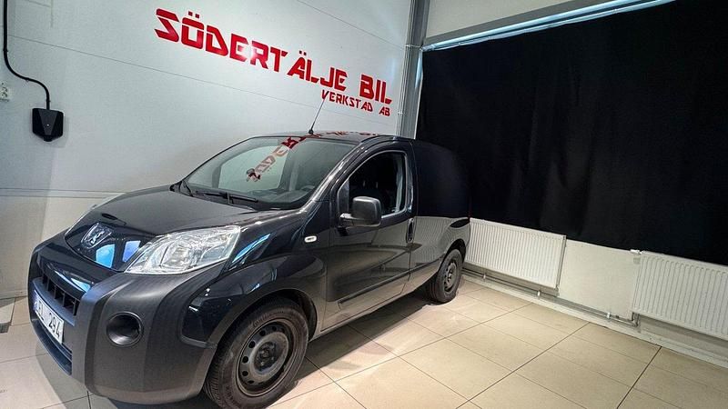 Mörkgrå (grå) Begagnad 2010 Peugeot Bipper Minibuss | 39 900 kr (Lite dyr) - Bild 1/4