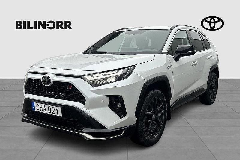 Vit Begagnad 2024 Toyota RAV4 Hybrid Sport SUV | 589 900 kr (Lite dyr) - Bild 1/3