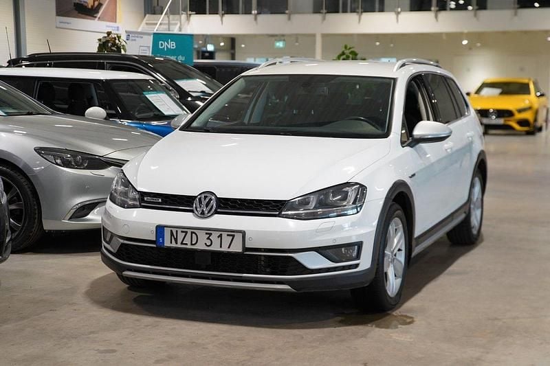 Vit Begagnad 2016 VW Golf Alltrack Kombi | 124 900 kr (Marknadspris) - Bild 1/4