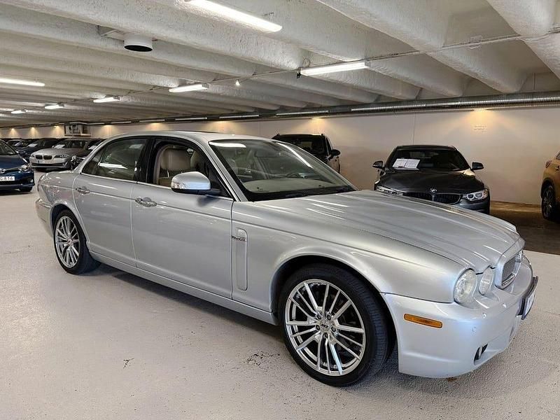 Begagnad Jaguar XJ 207 HK (152 kW) 2008 Grå (gråmetallic) Sedan