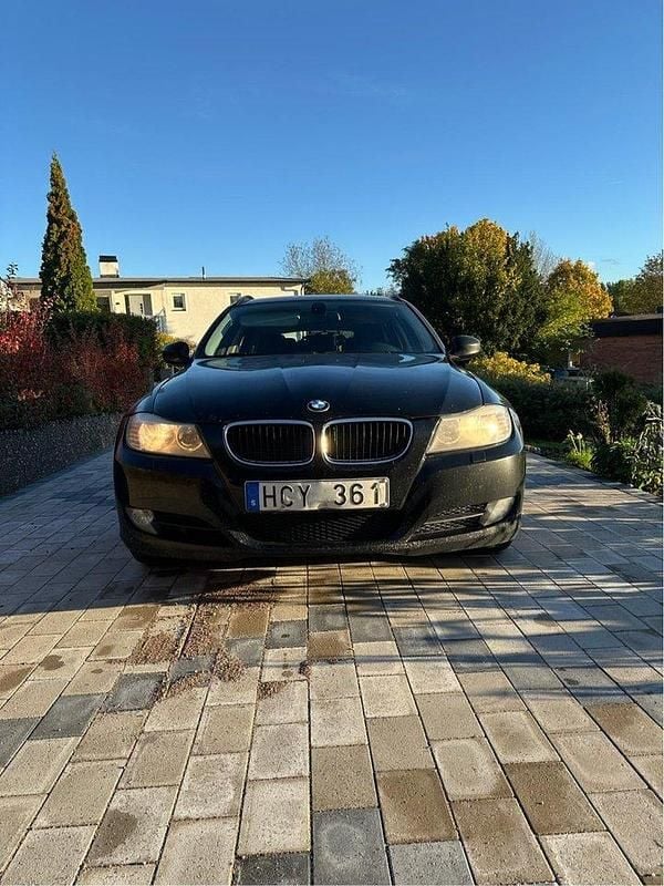 Svart Begagnad 2011 BMW 318 Comfort Edition Kombi | 46 999 kr (Bra pris) - Bild 1/4