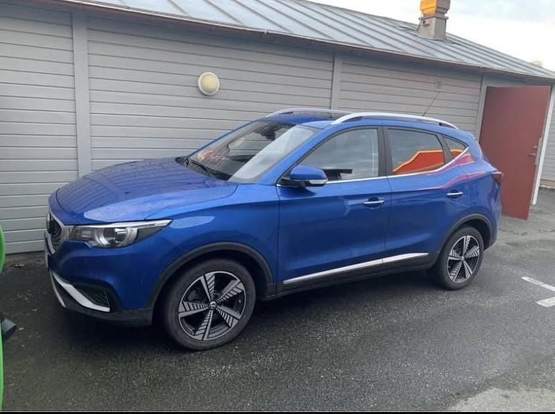 Blå Begagnad 2020 MG ZS Sedan | 139 900 kr (Superpris) - Bild 1/4