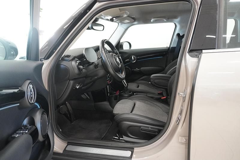 Begagnad Mini Cooper Comfort 136 HK (100 kW) 2021 Grå Halvkombi